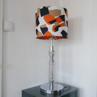 Lampa stołowa z podświetlaną podstawą