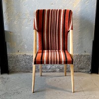 Wysokie krzesło vintage w pasiastej tapicerce