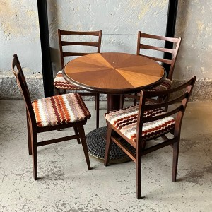 Krzesła tapicerowane w zygzak, lata 70 