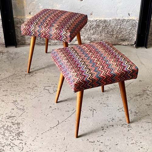 tapicerowany-podnozek-w-kolorowy-zygzak-lata-60-70-001.jpg