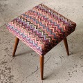 tapicerowany-podnozek-w-kolorowy-zygzak-lata-60-70-007.jpg
