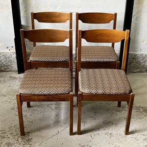 Proste krzesła tapicerowane z drewnianym oparciem w duńskim stylu