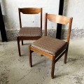 proste-krzesla-vintage-tapicerowane-z-drewnianym-oparciem-003.jpg