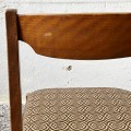 proste-krzesla-vintage-tapicerowane-z-drewnianym-oparciem-012.jpg