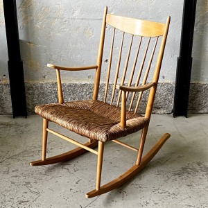 Fotel bujany z wyplatanym siedziskiem