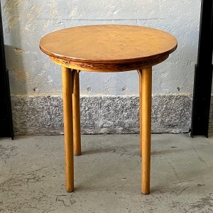 Okrągły stół z giętego drewna