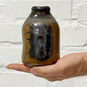 Ceramiczny ręcznie wykonany wazonik