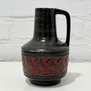 Ceramiczny wazon z czerwonym zdobieniem