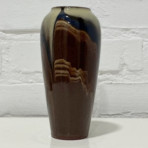 Ceramiczny brązowy wazon z piaskowymi naciekami