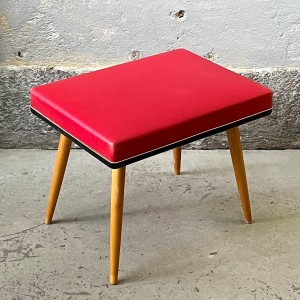 Czerwony stołek z ukrytą drabinką 