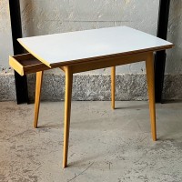 Rozkładany stół z szufladką i laminowanym blatem 