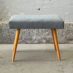 Tapicerowany stołek z ukrytą drabinką 