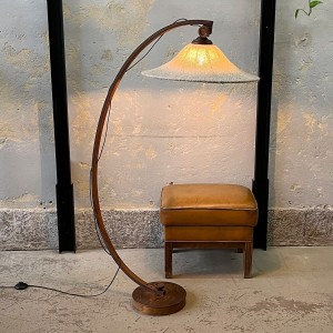 Lampa podłogowa na ramieniu z giętej sklejki