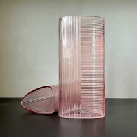 Ryflowany  wazon z różowego szkła