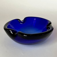 Szklana kobaltowa popielniczka