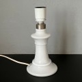 biala-lampka-ze-szklana-podstawa-holmegaard-design-lata-80-001.jpg