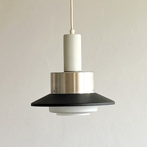 Metalowa lampa w skandynawskim stylu