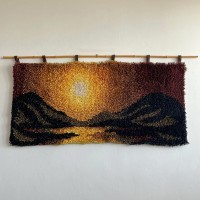 Gobelin z włóczki na płótnie.