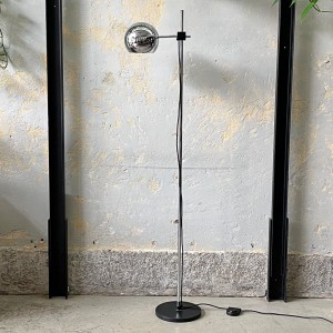 Chromowana lampa podłogowa w stylu space-age
