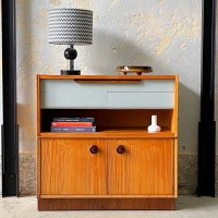 Komoda z przesuwnymi drzwiczkami