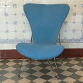 niebieski-fotel-w-stylu-space-age-jak-arne-jacobsen-design-lata-80-90-001.jpg
