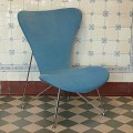 niebieski-fotel-w-stylu-space-age-jak-arne-jacobsen-design-lata-80-90-003.jpg