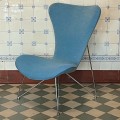 niebieski-fotel-w-stylu-space-age-jak-arne-jacobsen-design-lata-80-90-009.jpg