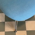 niebieski-fotel-w-stylu-space-age-jak-arne-jacobsen-design-lata-80-90-011.jpg