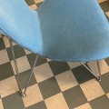 niebieski-fotel-w-stylu-space-age-jak-arne-jacobsen-design-lata-80-90-013.jpg