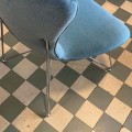 niebieski-fotel-w-stylu-space-age-jak-arne-jacobsen-design-lata-80-90-014.jpg