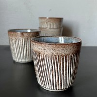 Ceramiczna filiżanka z wzorem w pionowe żłobione paski 150 ml   