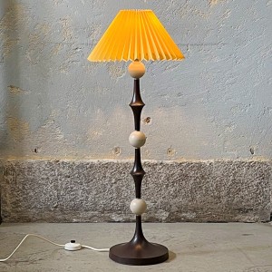 Lampa stołowa z fantazyjną podstawą 