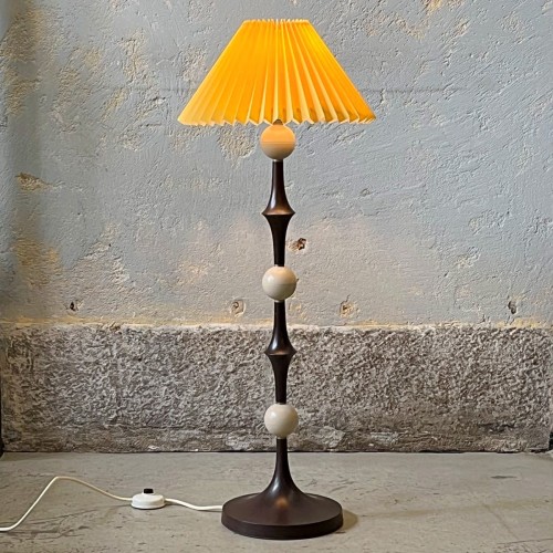 lampa-stolowa-podlogowa-na- podstawie-z-tworzywa-sztucznego-z-zoltym-kloszem-design-lata-70-001.jpg