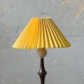 lampa-stolowa-podlogowa-na- podstawie-z-tworzywa-sztucznego-z-zoltym-kloszem-design-lata-70-002.jpg