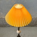 lampa-stolowa-podlogowa-na- podstawie-z-tworzywa-sztucznego-z-zoltym-kloszem-design-lata-70-003.jpg
