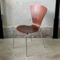 dunskie-krzeslo-z-gietej-sklejki-drewno-egzotyczne-styl-arne-jacobsen-001.jpg