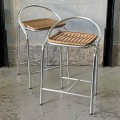 aluminiowe-hokery-z-rattanowy-siedziskiem-w-stylu-boho-001.jpg