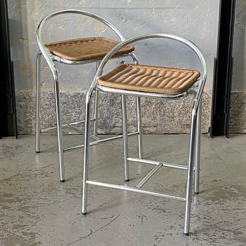 aluminiowe-hokery-z-rattanowy-siedziskiem-w-stylu-boho-001.jpg