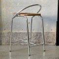 aluminiowe-hokery-z-rattanowy-siedziskiem-w-stylu-boho-007.jpg