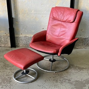 Czerwony skórzany fotel obrotowy z podnóżkiem IKEA Malung lata 90. 