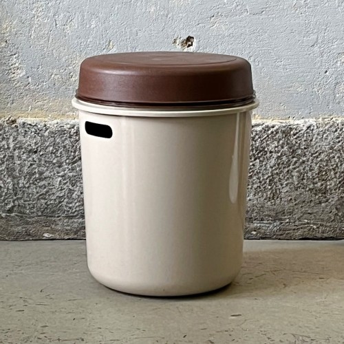 pufa-stolek-ze-schowkiem-z-tworzywa-sztucznego-design-lata-70-001.jpg