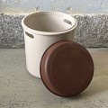pufa-stolek-ze-schowkiem-z-tworzywa-sztucznego-design-lata-70-003.jpg