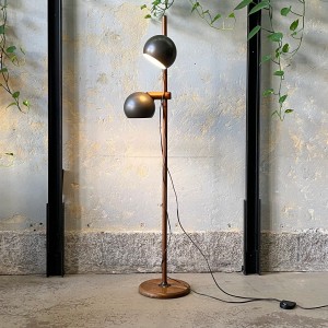 Lampa podłogowa z drewna egzotycznego w stylu space-age 