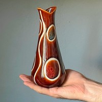 Ceramiczny wazon pokryty lśniącym szkliwieniem