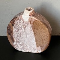 Ceramiczny wazon o nieregularnym kształcie