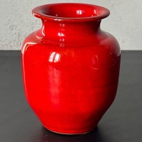 Ceramiczny szkliwiony czerwony wazonik 
