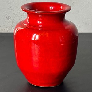 Ceramiczny szkliwiony czerwony wazonik 
