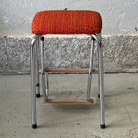 Tapicerowany niklowany stołek ze składaną drabinką