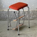 tapicerowany-niklowany-stolek-ze-skladana-drabinka-w stylu bauhaus-design-lata-80-002.jpg