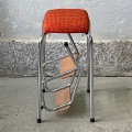 tapicerowany-niklowany-stolek-ze-skladana-drabinka-w stylu bauhaus-design-lata-80-003.jpg